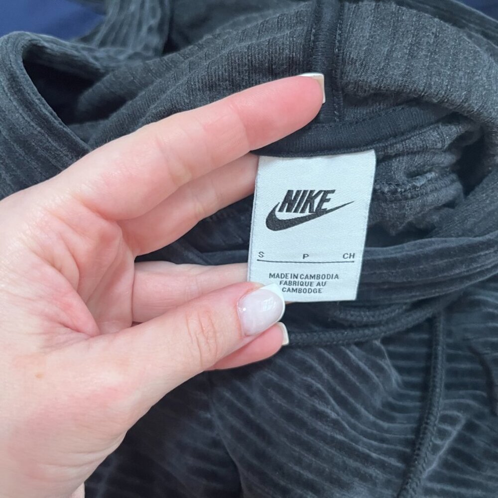 Nike Black Ribbed Velour Cropped Hoodie Size Small - Picture 3 of 6